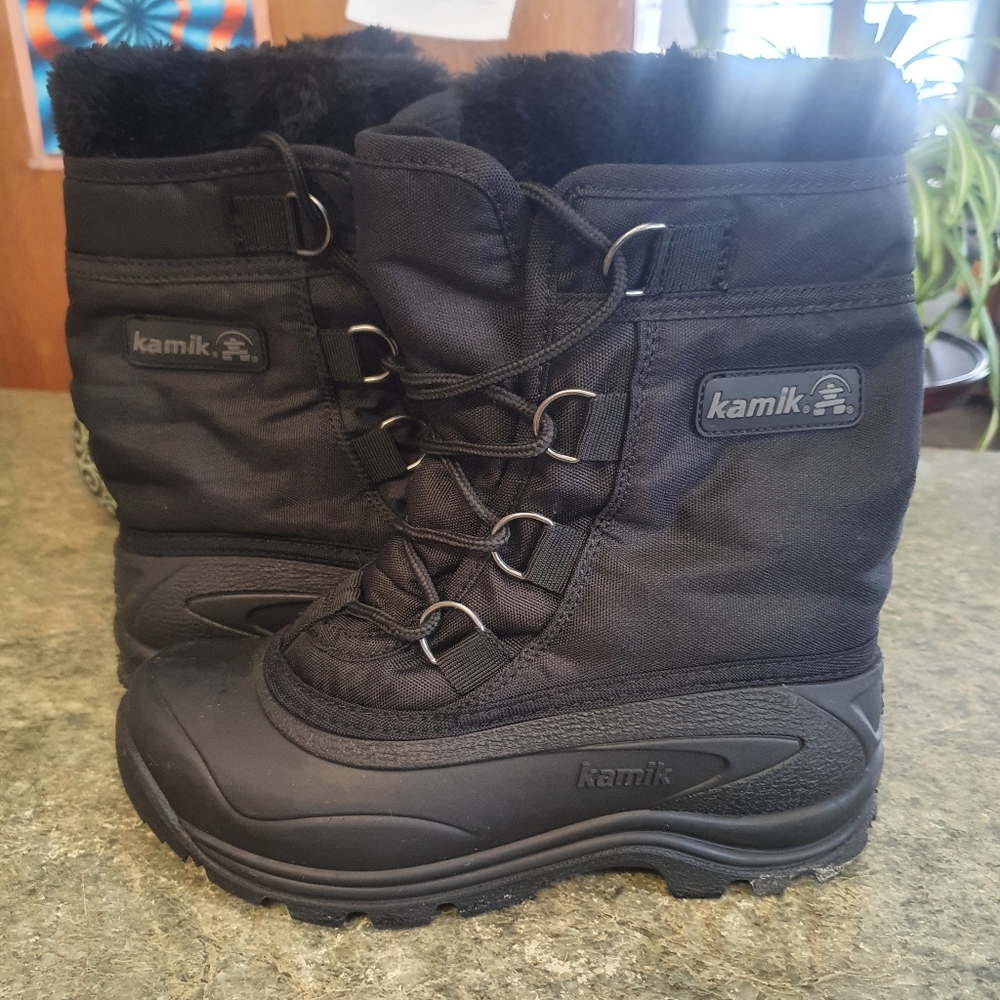 Snow boots
